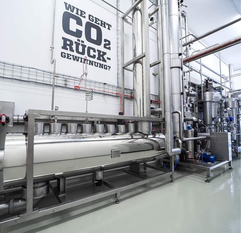 CO₂-Rückgewinnungsanlage mit Wandbeschriftung