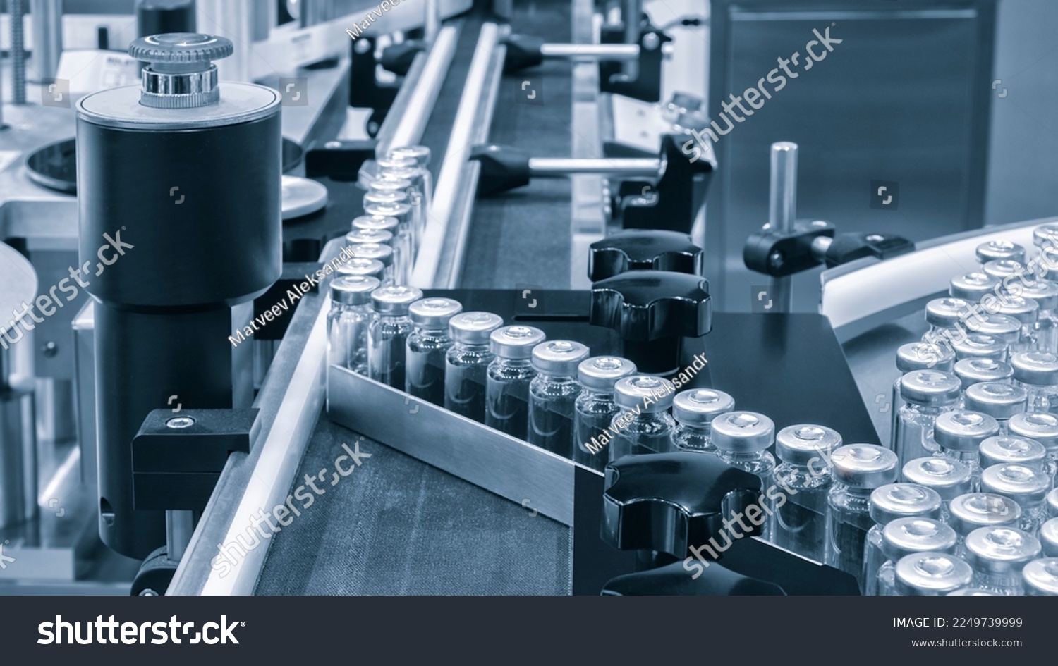 Glasampullen auf einer Transportstrecke in der pharmazeutischen Produktion