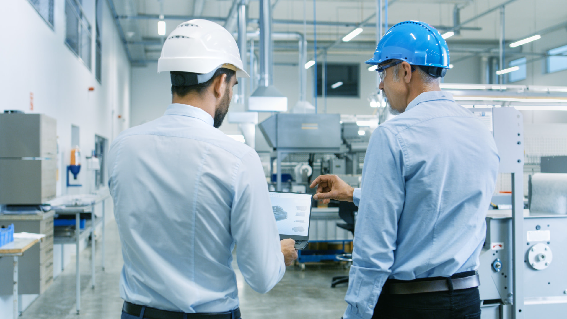 Zwei Ingenieure besprechen eine Konstruktionszeichnung in der Fertigung